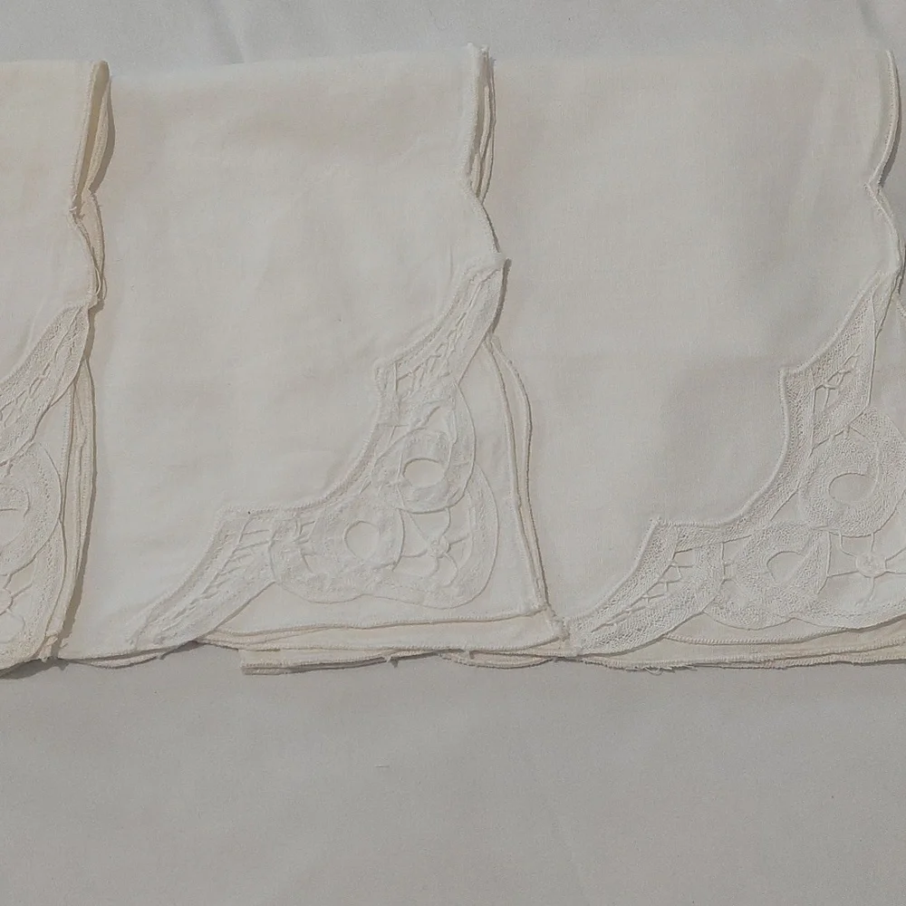 White Lace Table Napkins .Lot Of 4 .Good Condition